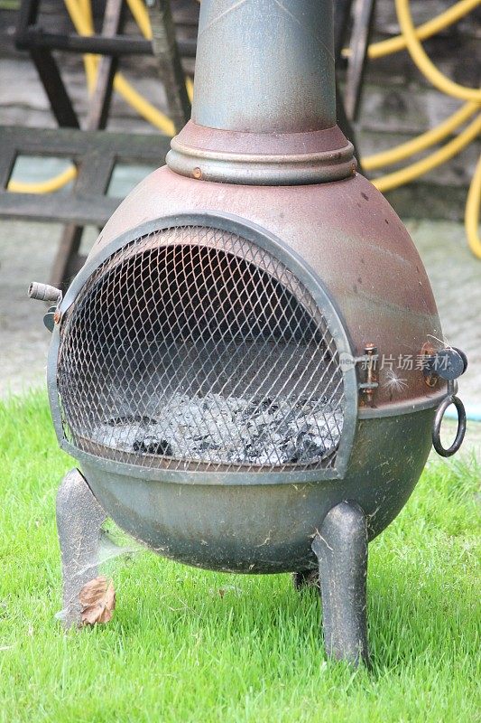 室外壁炉/烧柴炉烧烤、烟囱的生锈的铁烟囱形象